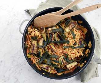 Tomatpasta med rostad aubergine och krispig salvia