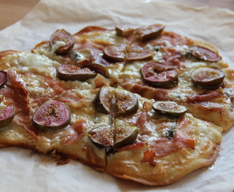 Recept: pizza bianco med prosciutto, fikon och Cambozola