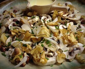 Champinjoncarpaccio med jordärtskockschips, parmesan, nötter och citronmajjo