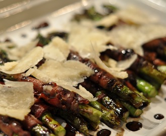 Serranolindad sparris med parmesan och balsamreduktion