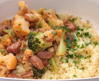 Vegetarisk middagsgryta med blomkål, broccoli och bönor