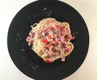 Pasta med sidfläsk, lök, paprika, grädde, citron, dijon och parmesan