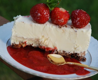 Cheesecake med vit chokladglass och jordgubbssirap