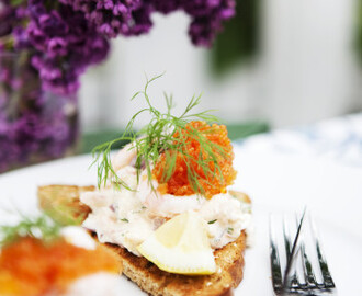 Toast Skagen med avokado och stenbitsrom