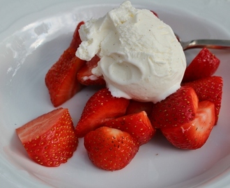 Jordgubbar och glass och jordgubbar i smoothie med rabarberkesella