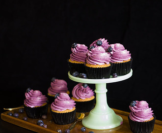 One bowl vanilla- & blueberry cupcakes