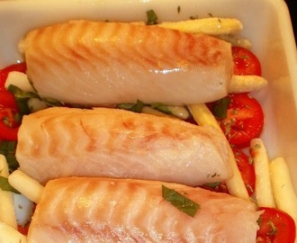 Torskrygg med senapssås i ugn med vit sparris och tomat