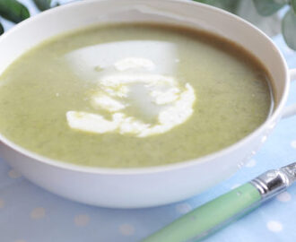 Broccoli- och grönkålssoppa med fetayoghurt
