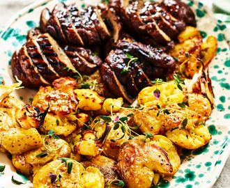 Grillad flankstek med smashad potatis, sallad och gruyèreostkräm