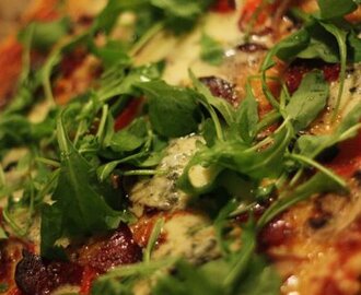 Dinkelpizza med gorgonzola och salami