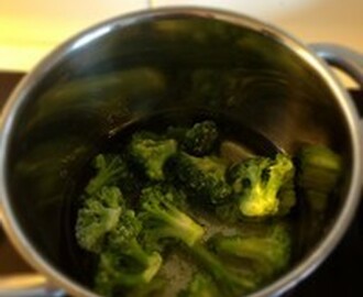 Fullkornspasta med broccolisås