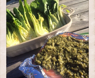 GRILLAD PAK CHOI OCH LAX MED HEMMAGJORD PESTO