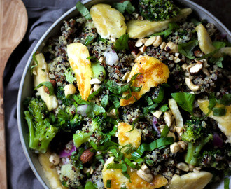 Quinoa- och broccolisallad med halloumi