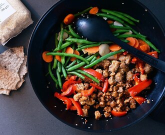 Vegetarisk wok med sesamfrön