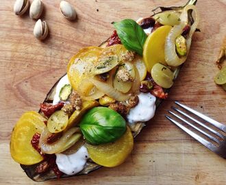 Ugnsbakad aubergine med karameliserad lök, gulbetor och stekta druvor