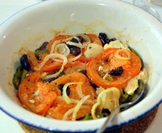 Varm feta med tomat, paprika och lök