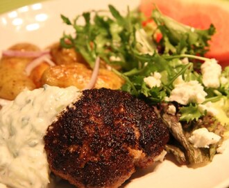 Vitlöksbiffar med klyftpotatis och tzatziki