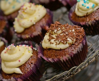 Chokladcupcakes med chokladfyllning och  apelsinfrosting