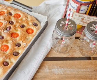 Focaccia med tomat, oliv och rosmarin