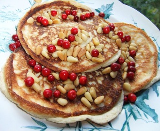 Pannkakor med rostade pinjenötter och lingon