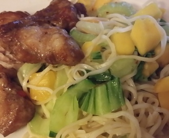 Ljummen thaisallad med pak soi och mango