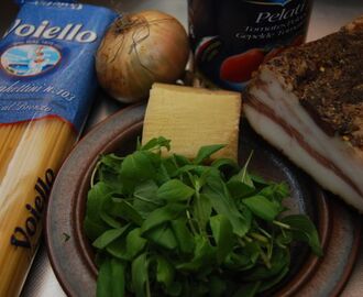 Spaghetti med tomatsås, guanciale och mejram