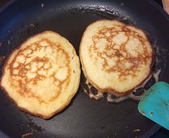 Pancakes av handbankad kärnmjölk.