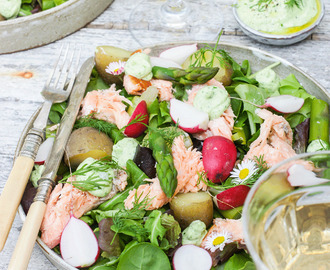 Enkel och god sallad med varmrökt lax, potatis, sparris och örtkräm