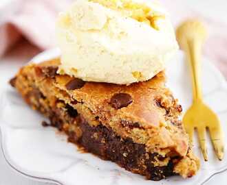 Chocolate chip cookie cake med inbakad kladdkaka