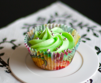 Gröna vaniljfrostade cupcakes med vitchoklad