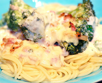 Ostgratinerad broccoli med knaperstekt fläsk, servera med spagetti eller som LCHF