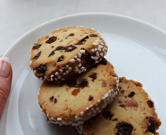 Småkakor med choklad och torkad frukt.