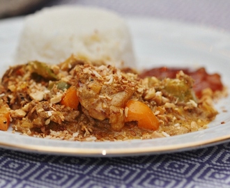 Curry- och kardemummakryddad fläskfilégryta med nötfärs, paprika och tre goda tillbehör