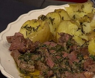 Bearnaisedressad entrecôte med örtrostad potatis.