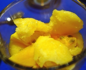 Passions- och mangosorbet med fruktsallad