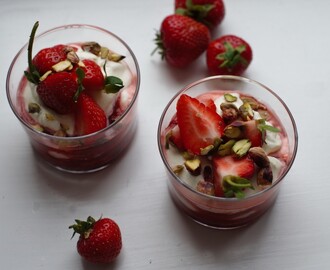 Dessertmoln med rabarber och jordgubbar