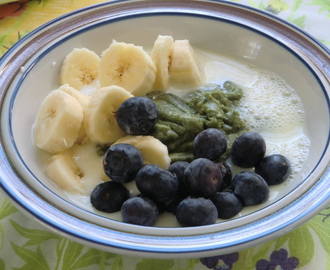 Ännu en dunderfrukost för vårtrötta - glutenfri nässelgröt med banan och blåbär