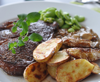 Entrecôte med bondbönor, rostad potatis och rödvinssås