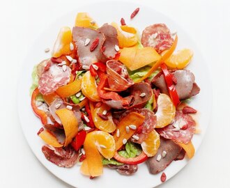 Röd- orange höstsallad med rostbiff, salami & clementin