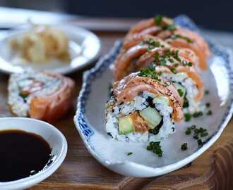Spicy inside out sushi salmon rolls