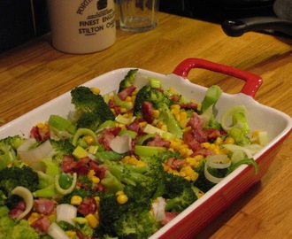 Smidig vardagsgratäng med broccoli, purjo, majs och bacon