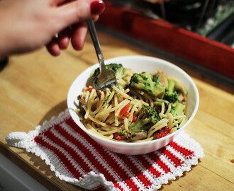 veganvardag: grillad paprika-pasta med svamp och broccoli.