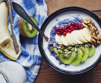 Proteingröt med blåbär, banan, kiwi och röda vinbär