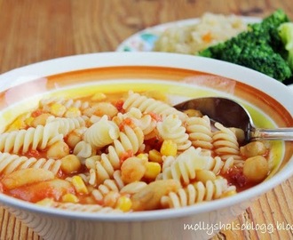 Soppa med pasta, curry och bönor