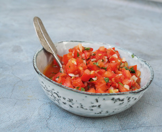 Hemmagjord salsa med solmogna tomater