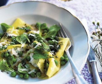 Öppen ravioli med kryddörter, ricotta, ärter, parmesan och brynt smör