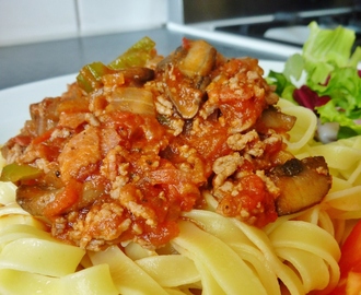 Tomatsås med köttfärs, skogschampinjoner, lök och paprika