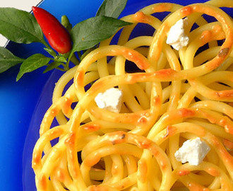 Bucatini med Pesto alla Calabrese, färsk ricotta och basilikaolja
