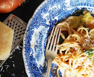 mozzarellagratinerad spaghetti med svartkål och svamp