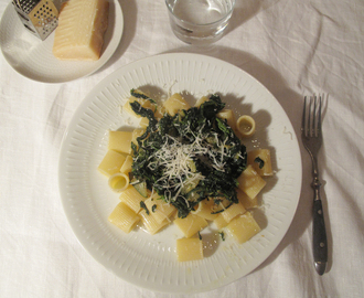 Pasta med spenat och zucchini